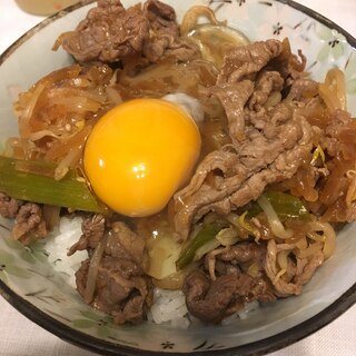 市販のプルコギの素を簡単アレンジ！牛すき焼き丼